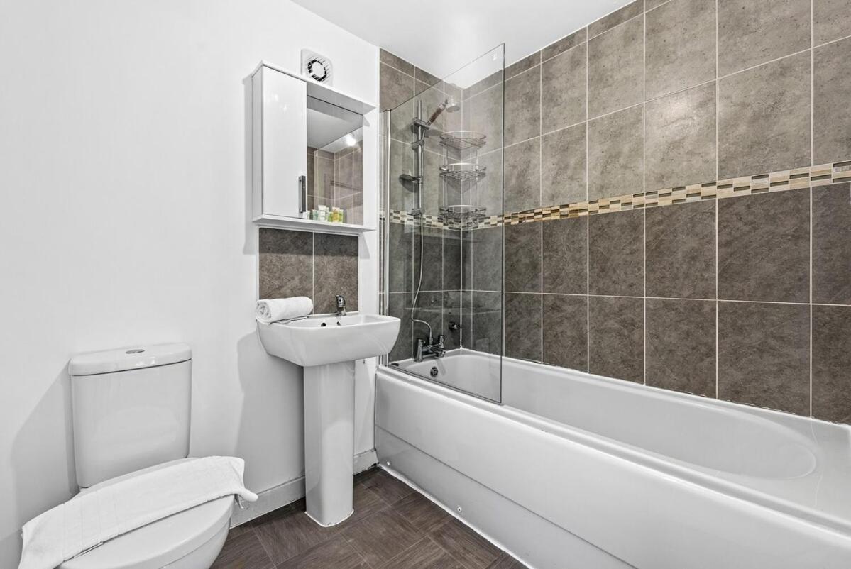 Woodscape - Spacious 4 Bed Work Accommodation, Contractors & Professionals, Driveway Parking, Fast Wifi, Close To Centre *