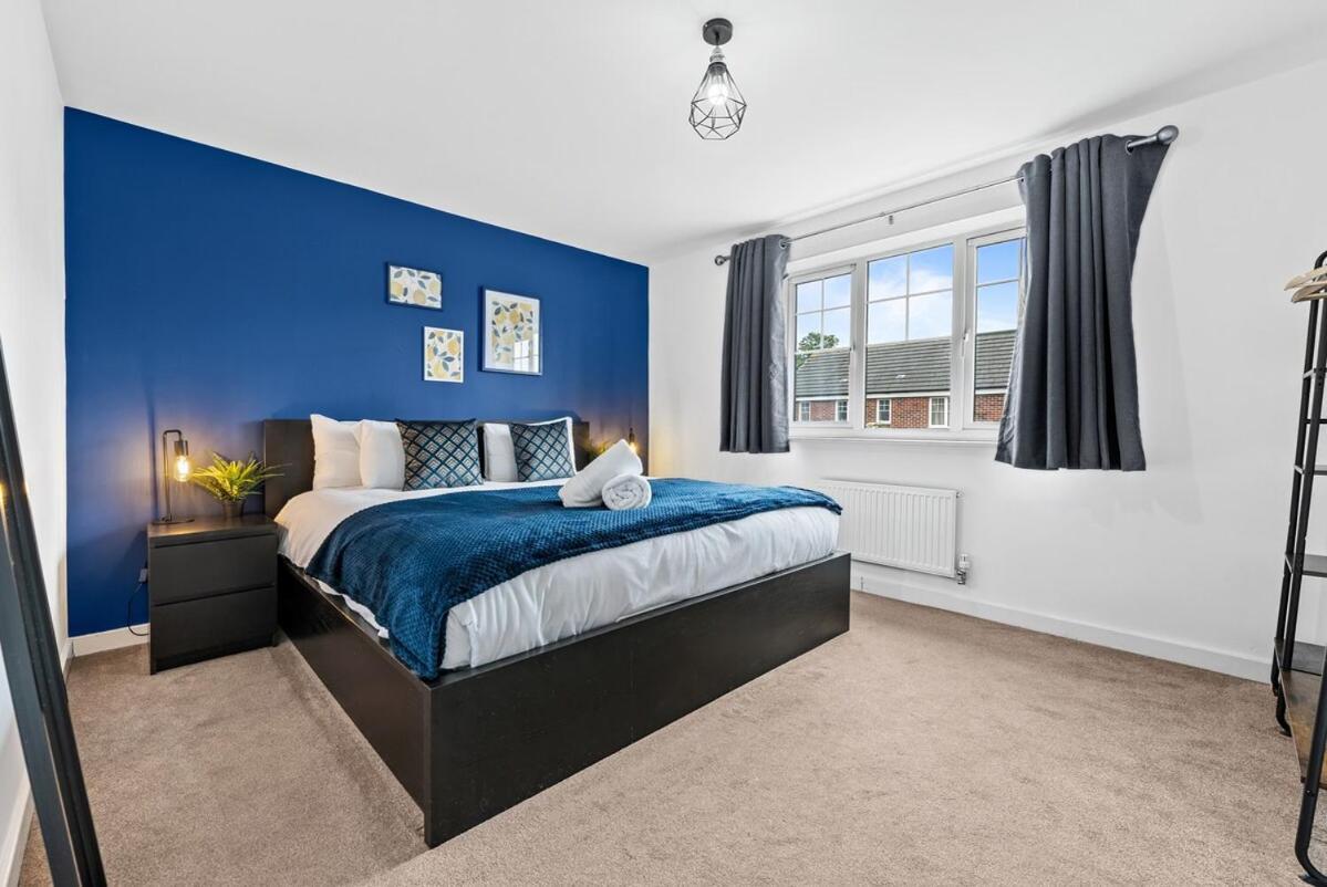 Woodscape - Spacious 4 Bed Work Accommodation, Contractors & Professionals, Driveway Parking, Fast Wifi, Close To Centre Apartment *