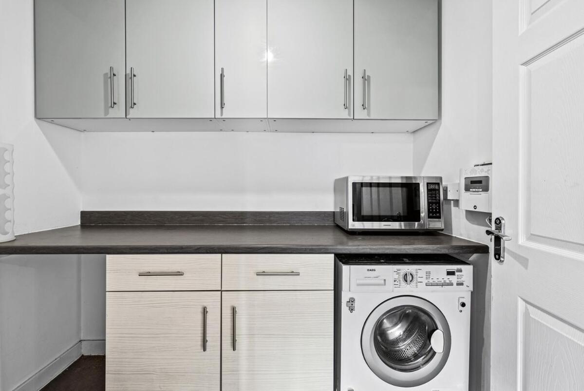 Woodscape - Spacious 4 Bed Work Accommodation, Contractors & Professionals, Driveway Parking, Fast Wifi, Close To Centre Birmingham